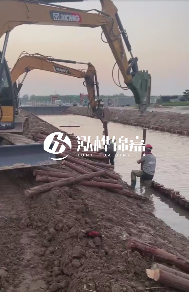 沈陽地基穩(wěn)定打松木樁施工-地基是打樁好還是灌樁好？