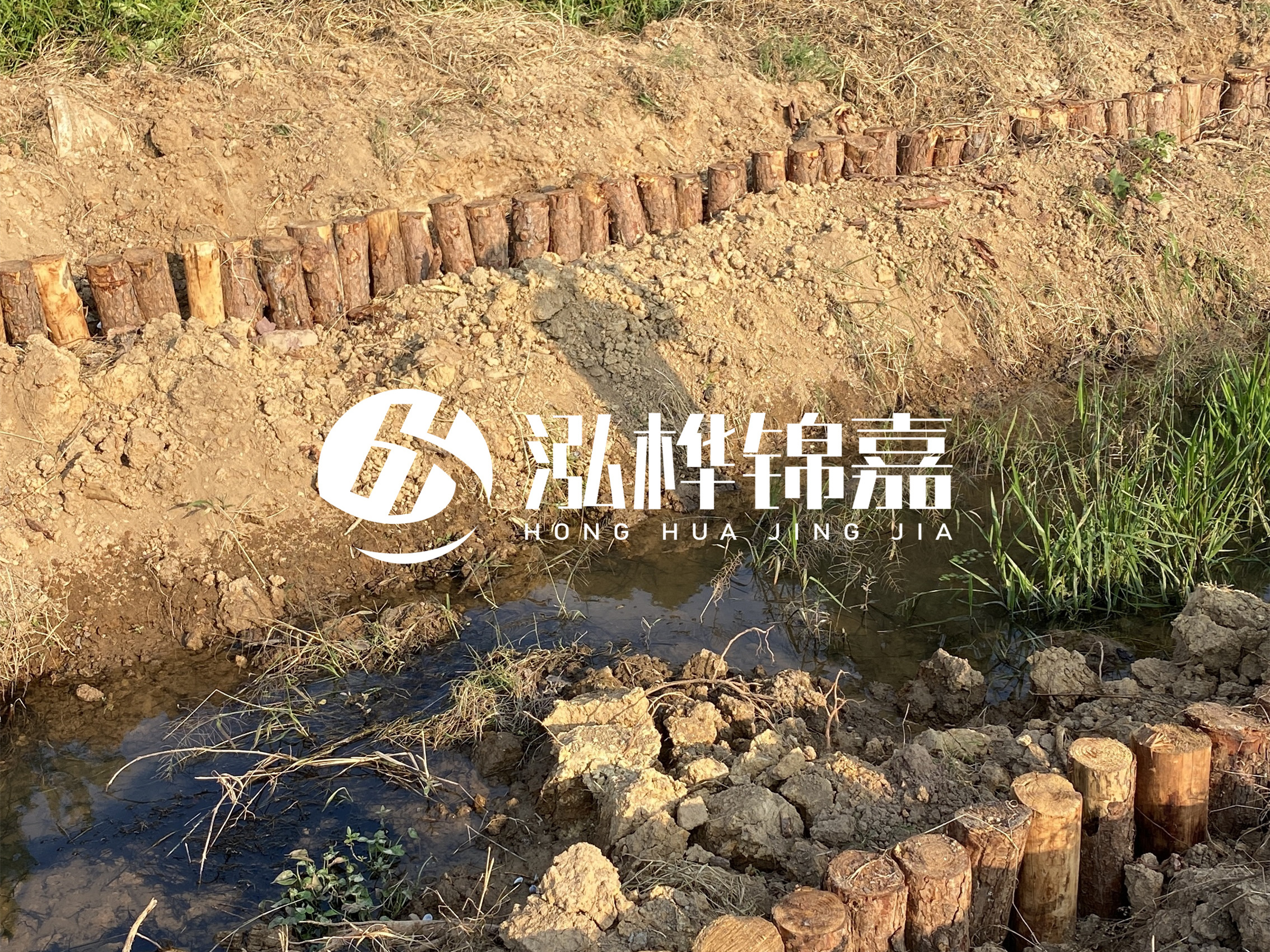 防汛木樁價格中的施工費如何計算？水下打樁和陸地打樁費用差異？