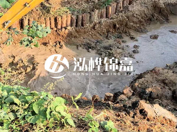 湖南防汛木樁批發(fā)廠家泓樺錦嘉 - 防洪木樁的作用是什么？?