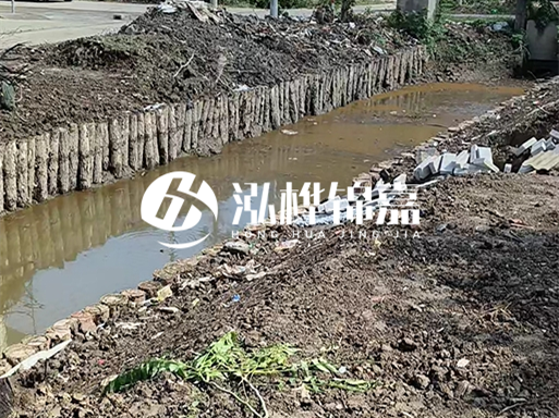 農(nóng)村最便宜的護坡做法-松木樁護坡靠譜嗎？