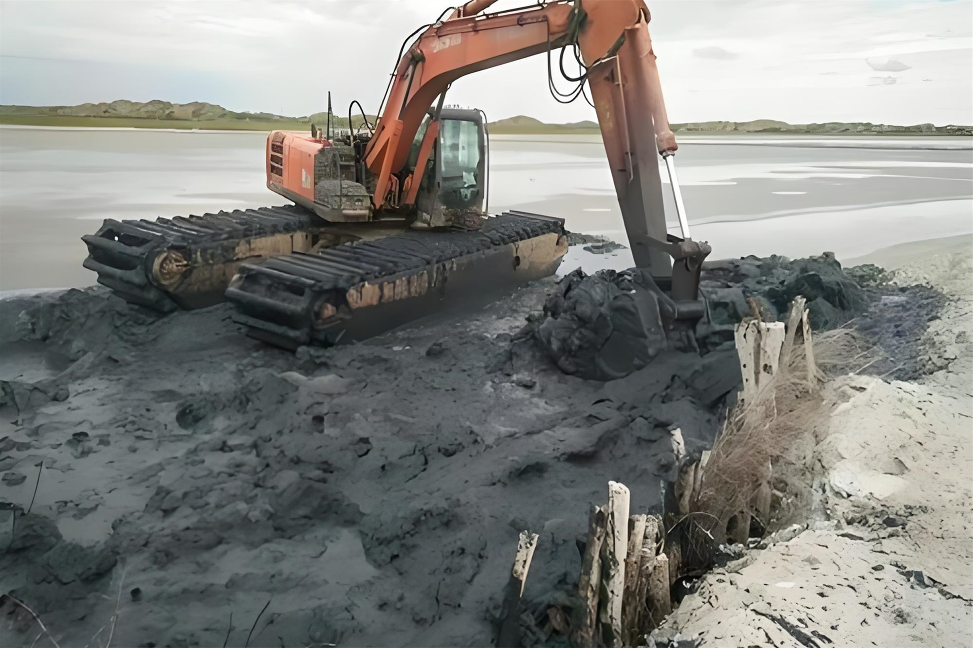 淮南水挖清淤團(tuán)隊泓樺錦嘉 - 小型水挖清淤適合鄉(xiāng)村溝渠作業(yè)嗎？