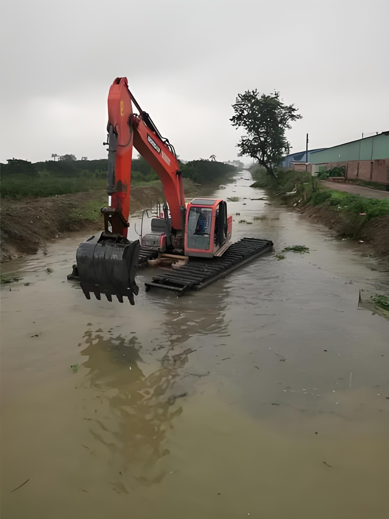 四川自貢挖機(jī)清淤施工隊(duì) - 水上挖機(jī)清淤能處理含有水草的淤泥嗎？