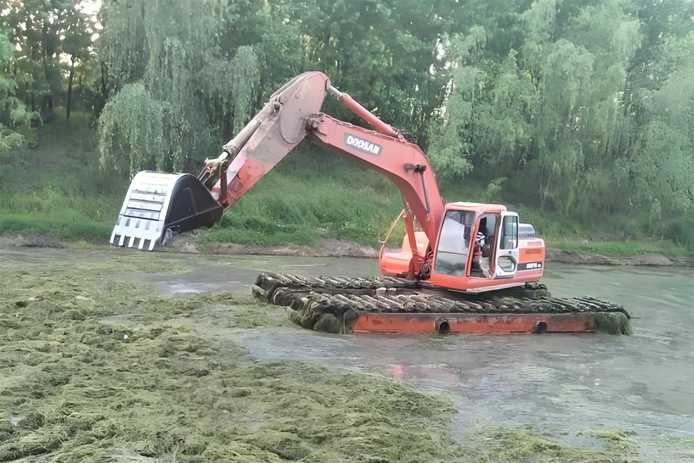 廣西南寧挖機(jī)清淤施工隊(duì)-沼澤清淤怎樣防止挖掘機(jī)下陷？