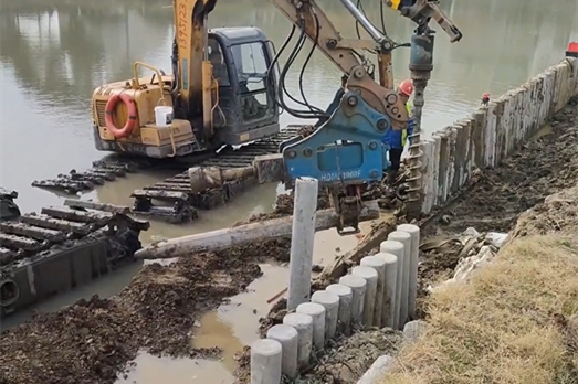 水泥樁批發(fā)廠家泓樺錦嘉-水泥仿木樁適合用于河道護(hù)坡嗎？