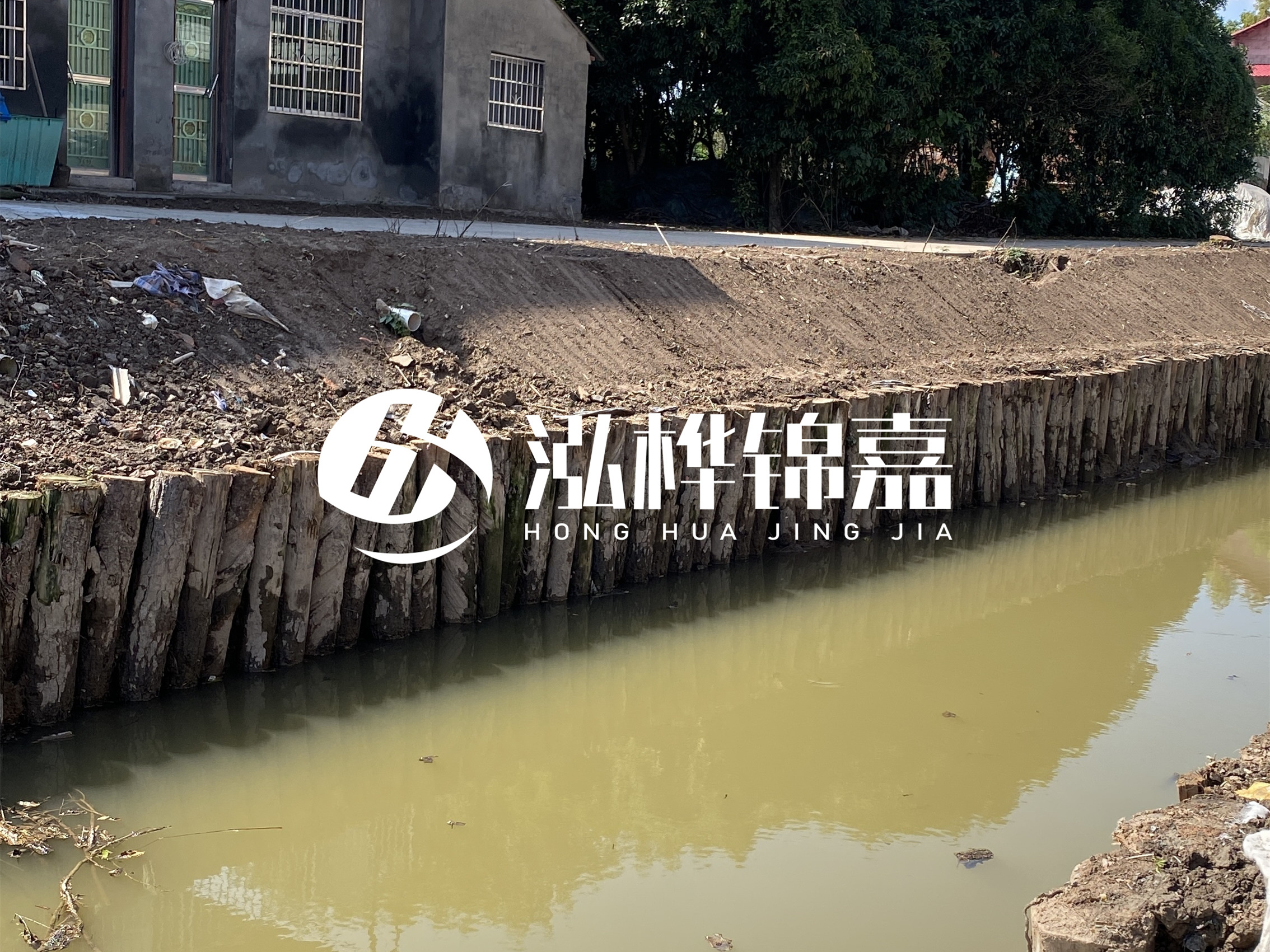 松木樁批發(fā)廠家泓樺錦嘉-圍堰松木樁間距多少能保證穩(wěn)定性？