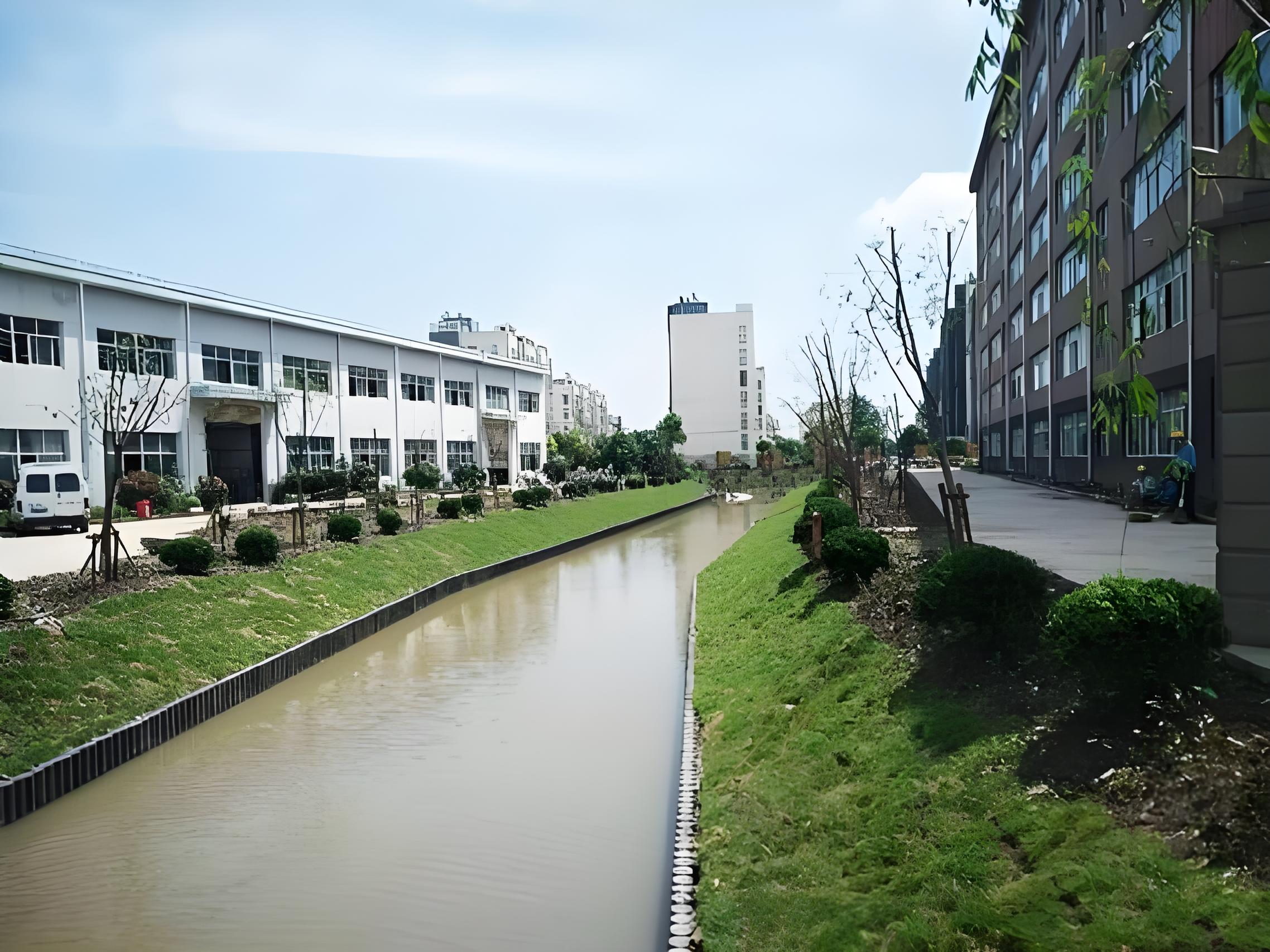 水泥仿木樁廠家泓樺錦嘉 - 河道仿木樁的規(guī)格怎么根據(jù)河道寬度選？