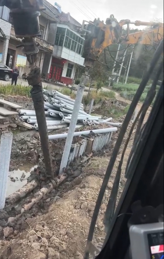 水泥仿木樁廠家泓樺錦嘉-水泥樁打樁是否需要預(yù)鉆孔？